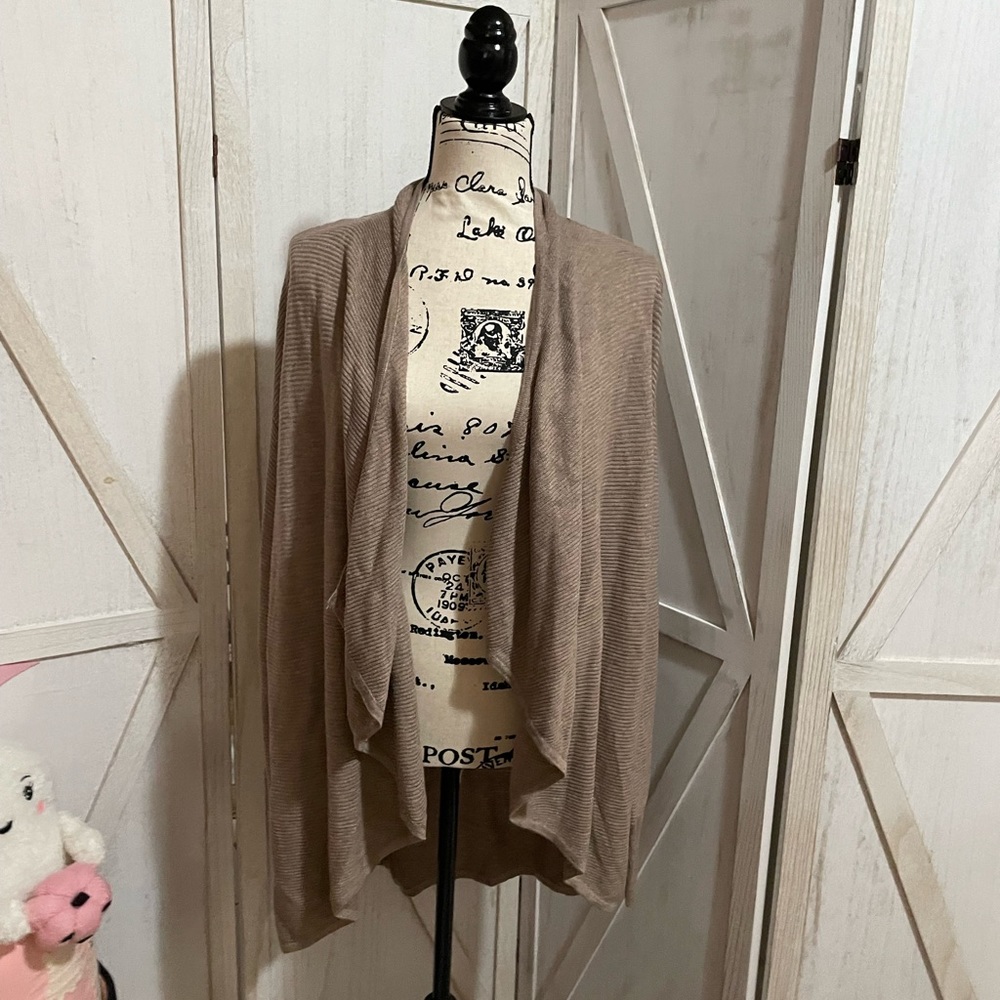 MAURICES NWT BEIGE DRAPE FRONT CARDI 1X